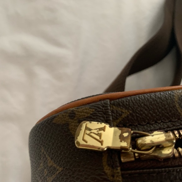 Vintage Louis Vuitton crossbody Purse. Has all the original parts. Gentle used . - Picture 4 of 10